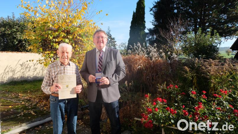 Bürgermeister Hans-Martin Schertl überreicht dem Jubilar Josef Wiesmeth (links) die Landkreismedaille in Bronze. Bild: Stefanie Gradl