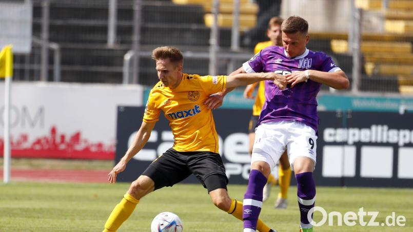 Dennis Lippert (links/Szene aus dem Spiel gegen den VfL Osnabrück) ist bei den Bayreuthern derzeit verletzt. Seine Rückkehr ins Team ist aber absehbar. Bild: Peter Kolb