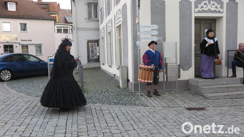 Baderin Pauline Bäumler, Trommler Roland Rabenstein und Liane Preininger als Pinzer Beckn Resl (von links) in voller Aktion. Bild: jzk