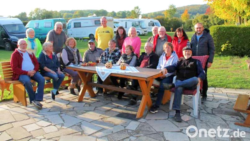 Für die beständige Treue zum Trägerhof dankt Bürgermeister Markus Bauriedl (stehend, rechts) der agilen Gemeinschaft aus alleine reisenden Wohnmobil-Besitzern. Bild: fjo