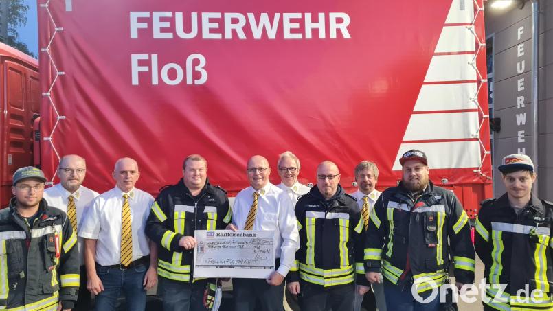 Erster Präsident Alexander Mutterer (Fünfter von links) übergibt den Spendenscheck über 2500 Euro an Kommandant Felix Müller (Vierter von links). Bild: Maximilian Zuber/exb