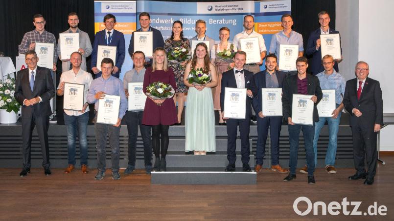 Die Handwerkskammer Niederbayern-Oberpfalz hat 26 junge Handwerksmeister für ihre herausragenden Leistungen geehrt. Vier von ihnen sind aus dem Landkreis Schwandorf. Bild: Fotostudio Bosl/exb