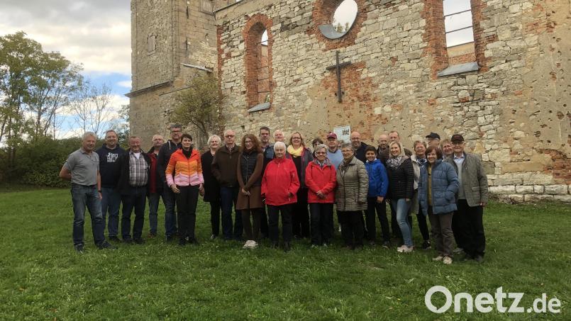 Zum Abschluss des kurzweiligen Tages stellten sich die Teilnehmer zum Gruppenfoto vor der Ruine der ehemaligen Pfarrkirche von Hopfenohe auf. Bild: Stefan Farmbauer/exb