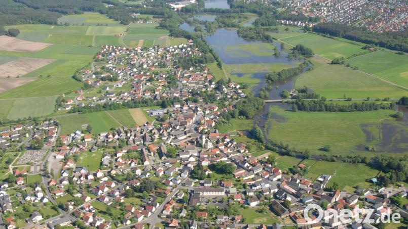 Rund um Mantel ist die Natur intakt. Das bereitet Probleme bei der Genehmigung einer Ortsumgehung. Der Landesbund für Vogelschutz hat nach Ansicht von Juristen zurecht die Planfeststellung kritisiert. Ein Baubeginn ist zurzeit nicht absehbar. Luftbild: Michael Ascherl