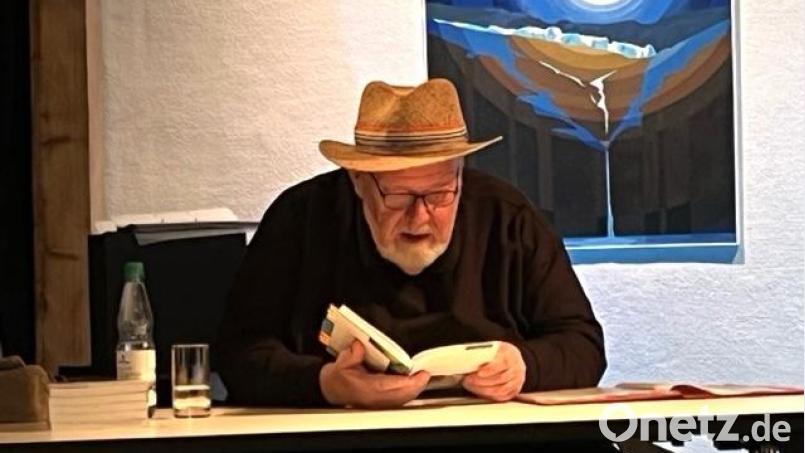 Hans G. Lauth hat seine Familiengeschichte aufgeschrieben und als Buch drucken lassen. Im Kunsthaus las er einem interessierten Zuhörerkreis daraus vor. Bild: Lauth/exb