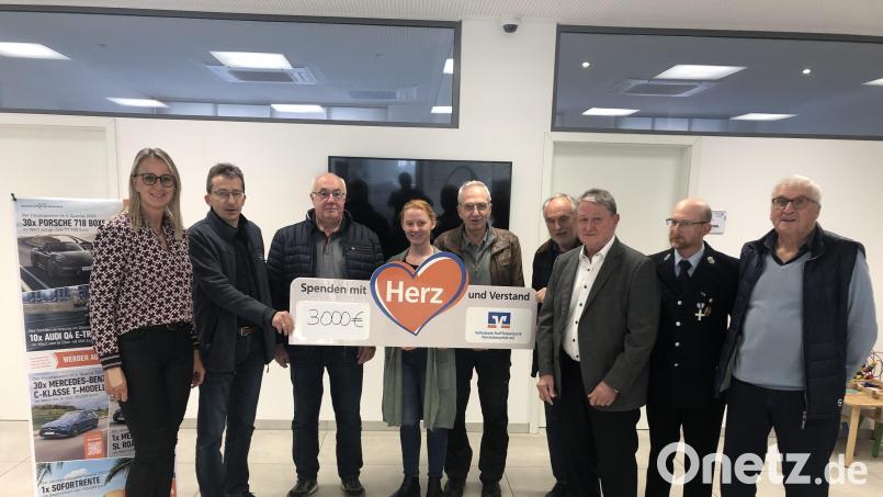 Die Volksbank Raiffeisenbank Nordoberpfalz spendet insgesamt 3000 Euro an Einrichtungen und Vereine. Bild: sm