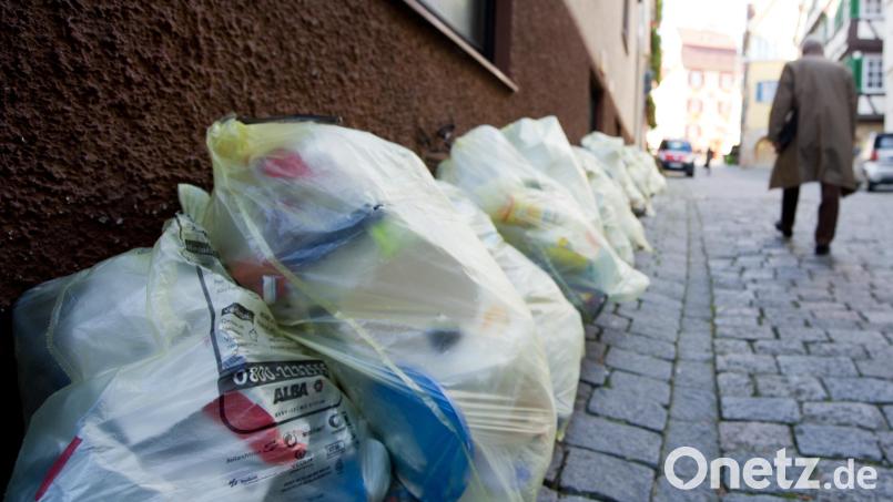Die Corona-Pandemie und der Krieg in der Ukraine lassen Gelbe Säcke knapp werden. Ist die Umstellung auf die Gelbe Tonne sinnvoll? Symbolbild: Inga Kjer/dpa