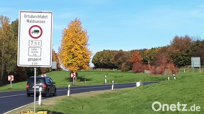 Weiträumig beschildert ist das Lkw-Durchfahrtsverbot in Waldsassen, wie etwa aus Richtung Mitterteich vor der Einmündung in die Bundesstraße 299. Jetzt hat die Stadtverwaltung Waldsassen beantragt, dass die Regelung ein weiteres Mal verlängert wird. Bild: pz
