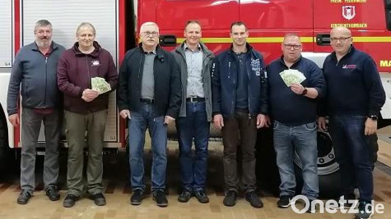 Mit großer Freude und Dank nahmen Michael Sporrer („Hilfe für Anja“, Zweiter von links) und Feuerwehrkommandant Torsten Goss (Zweiter von rechts) aus den Händen von Kassier Reinhard Schneider und Jagdvorsteher Christian Pschierer (Dritter und Vierter von links) jeweils 500 Euro Spende entgegen. Mit im Bild Josef Schreglmann (links) und Josef Ritter (Fünfter von links) von der Jagdgenossenschaft sowie Ludwig Lindner (rechts) Vorstand der Feuerwehr. Bild: lep