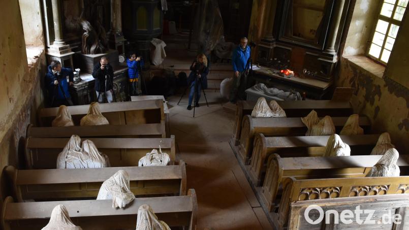 Reglos sitzen die &quot;Geister&quot;- Gestalten in den Bänken. der St. Georgskirche in Lukovà. Die &quot;Freien Fotografen Weiden&quot; (vorne stehend) fotografierten. Bild: hcz