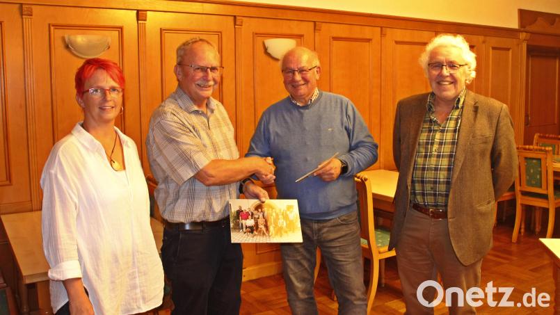 Nachrückerin Barbara Krauthahn (von links), FWB-Vorsitzender Wolfgang Graser und Stadtrat Richard Waldmann danken Stadtrat-Ausscheider Eckhard Bodner (Dritter von links). Bild: Julia Böhm/exb