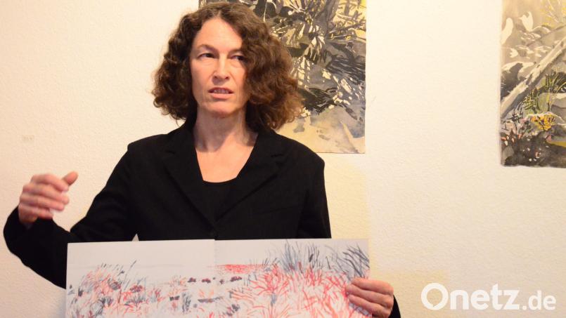 Eva Pietzcker erklärt den Gästen die einzelnen Arbeitsschritte zur Herstellung japanischen Holzdrucks. Bild: Kunz