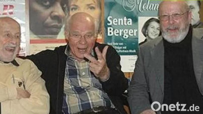 Ralf Wolter (Mitte) fühlt sich im &quot;Theaterstüberl&quot; neben seinem Schauspielerkollegen Wolfgang Spier (links) und Hubert Schlegl von der &quot;Kleinen Bühne&quot; pudelwohl. Bild: Kunz