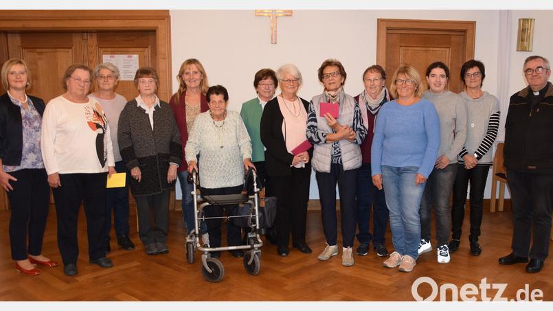 Langjährige Mitglieder zeichnet die Frauenbundgemeinschaft Ensdorf-Vilshofen aus . Dazu gratulieren Diözesanvorsitzende Martha Bauer (links), Pfarrer Slawomir Niemczewski und Frauenbundsprecherin Monika Auer (von rechts). Bild: bö
