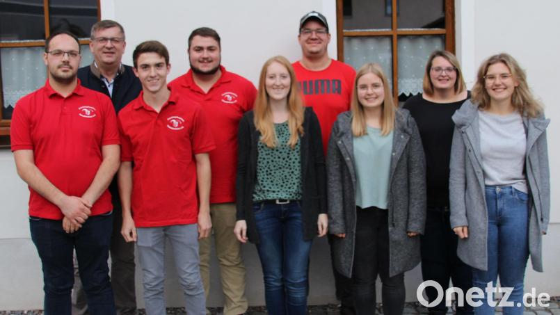 Einen neuen Vorstand wählt das Faschingskomitee Schmidmühlen mit Präsident Fabian Simon (Vierter von links) an der Spitze. Bürgermeister Peter Braun (Zweiter von links) gratuliert. Bild: bjo