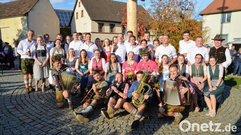 Bei den Ehenfelder Kirwapaare herrscht nach dem Baumaustanzen zur Musik der „Butzlköi“ beste Stimmung. Bild: fdl