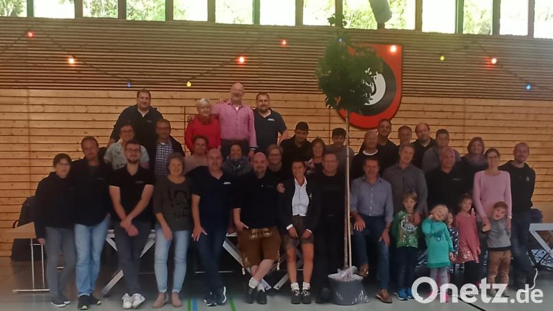 Die Blaskapelle Thanhausen besuchte die Patenkapelle in Gissigheim. Vor der Abreise machten die Musikvereine noch ein gemeinsames Gruppenfoto. Bild: rdh