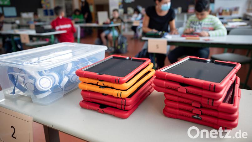 Bessere Ausstattung und neue Räumlichkeiten: Das Medienzentrum des Landkreises kann von allen Schulen genutzt werden. Hier können Geräte ausprobiert werden – zum Beispiel 3D-Drucker, Tablets und sogar ein Tonstudio. Symbolbild: Sebastian Gollnow/dpa