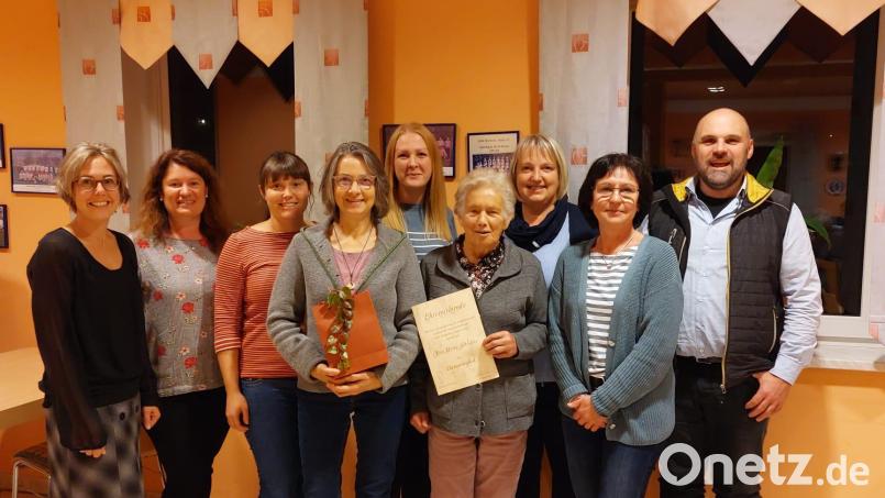 Evelyn Reis, Kathrin Schönl, Stefanie Schirdewahn, Renate Heitzer, Michaela Reitinger, Herta Schlosser, Ulrike Haider, Ingrid Gradl und Pfarrer Hans Spitzhirn (von links) zeigt das Bild nach der Neuwahl und Ehrung. Bild: Bianca Gietl/exb