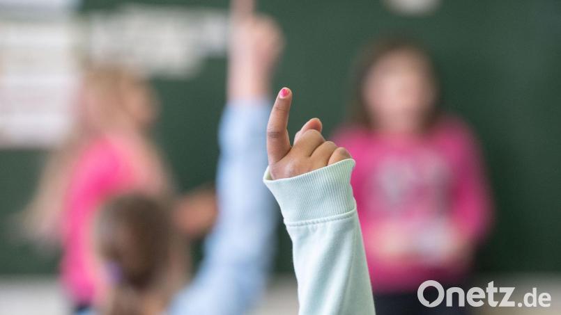 Eine Schülerin meldet sich im Unterricht. Bild: Marijan Murat/dpa/Symbolbild