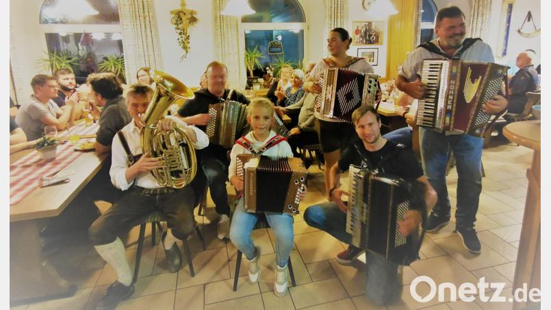 Die leidenschaftlichen Musiker Roland Hansl, Fabian Wild, Laura Roth, Teresa Zinkl, Markus Maier und Manfred Wild sorgen zur Kirwa für beste Unterhaltung. Bild: gz