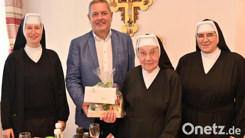 (v.l.n.r.) Provinzoberin Schwester Theresia, Erster Bürgermeister Joachim Neuß, Schwester Reinhilde Neubauer und die Oberin des Ruheheims Schwester Paula. Bild: gf