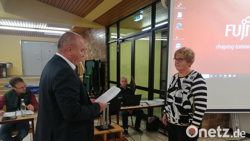 Als neue Gemeinderätin wurde Rosina Kurz (FWT) vereidigt. Bild: Winderl, Kristin [wrl]