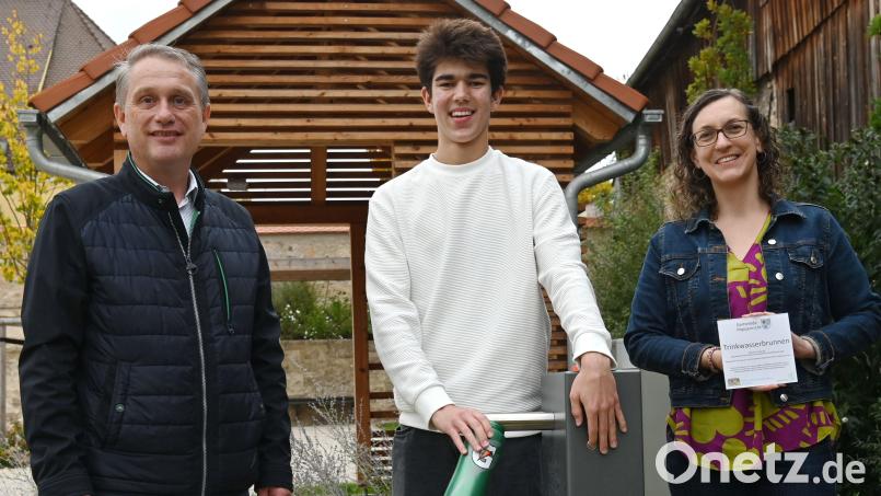 Auf Knopfdruck sprudelt frisches, kühles Wasser aus dem Trinkwasserspender am Poppenrichter Dorfplatz (von links): Bürgermeister Hermann Böhm, Tobias Luft und AOVE-Geschäftsführerin Katja Stiegler. Bild: gf