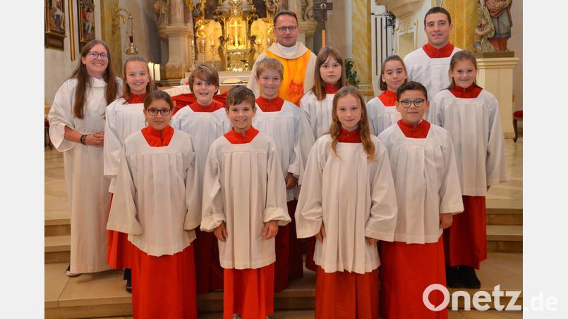 Die neuen Vohenstraußer Ministranten zeigen sich am Sonntag zum ersten Mal am Altar. Dekan Alexander Hösl und Gemeindereferentin Theresa Glaser (links) führen die Neuen in ihren Dienst ein. Maximilian Schwägerl fehlt auf dem Bild. Bild: dob