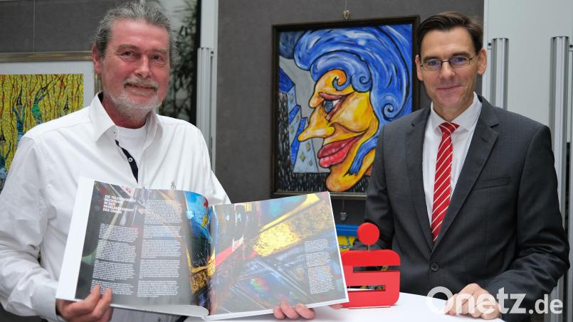 Sparkassen-Vorstand Bernd Rees (rechts) und Künstler Georg Scheuerer (links) eröffneten die Ausstellung &quot;Fratzn und Grantler&quot;, zu der auch das Bildnis eines mittelalterlichen Pflegherrn (Hintergrund) gehört, das Georg Scheuerer &quot;meine Mona Lisa&quot; nennt. Bild: Hirsch