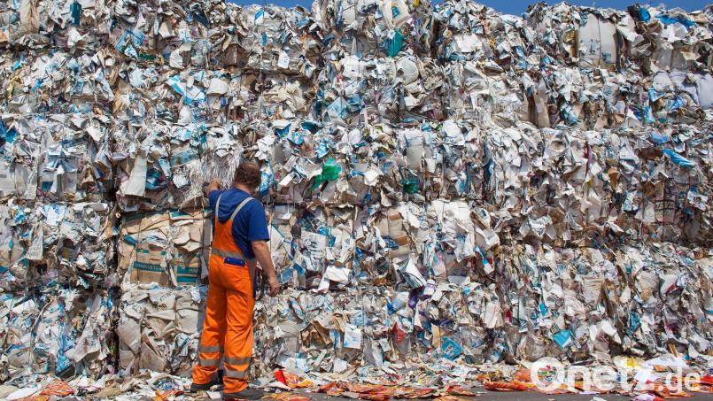 Was zunächst nach Müll aussieht, ist Recyclingpapier. Auch die Stadt Weiden verbraucht hauptsächlich Altpapier mit dem Siegel "Blauer Engel". Symbolbild: Patrick Pleul/dpa