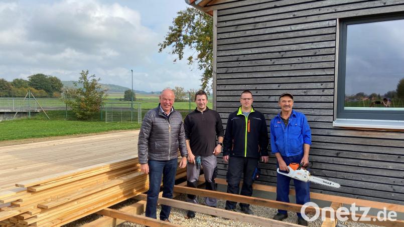 Bürgermeister Roland Strehl mit den Vorsitzenden der Dorfgemeinschaft Moos, Florian Fischer, Daniel Pohl und Georg Horst (von links) bei den Arbeiten für die neue Holzterrasse am Dorfhaus in Moos. Bild: Georg Fruth/exb