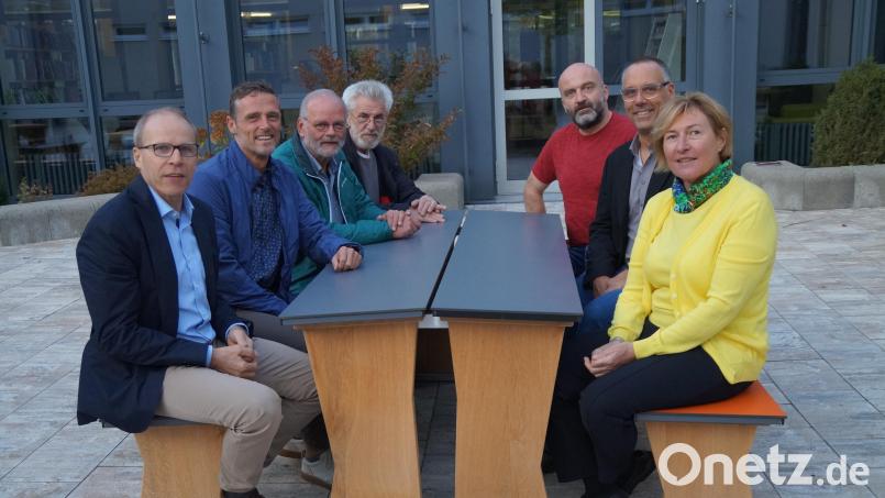 Die Vorstandsmitglieder des Fördervereins &quot;Die Ortenburger&quot; probieren die Sitzgelegenheiten im neu gestalteten Pausen-Innenhof aus: (von links) Oberstudienrat Ludwig Pfeiffer, Hermann Zierer, Ulrich Wohlgemuth, Josef Biebl, Manfred Klug, Tobias Krafczyk und Anne Gierlach. Bild: wel