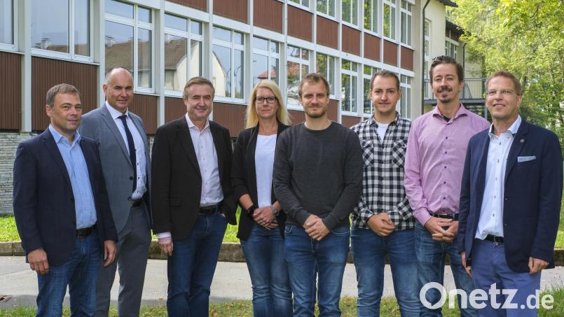 Auf die Zusammenarbeit am BSZ freuen sich (von links) Norbert Küffner, Michael Schmidt, Frank Eckstein, Pamela Fennerl, Andreas Meyer, Jonas Browa, David Schmidt und Peter Braune. Bild: BSZ Marktredwitz-Wunsiedel/exb