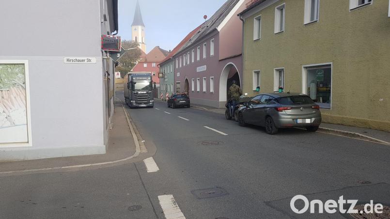 Die Schaffung eines Zebra-Streifens in der Hauptstraße zwischen der Metzgerei Bock und der gegenüberliegenden Apotheke ist Thema bei den Moosbacher Senioren. Bürgermeister Armin Bulenda will einen neuen Vorstoß wagen. Bild: gi