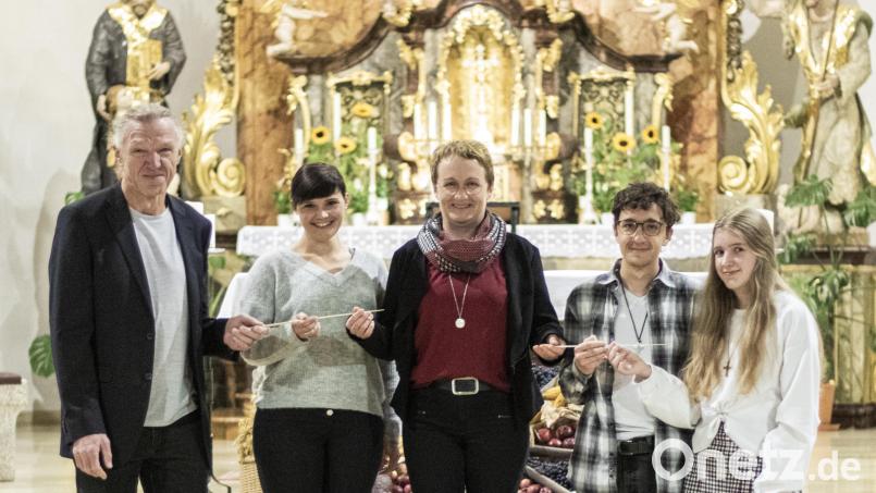 Reinhold Seiz (links) übergibt nach 39 Jahren Chorleitung der All Generations den Taktstab an Maren Gleixner sowie seine Schwester Marion Elling (Mitte). Diese Wiederum gibt die Leitung des Jugendchors sowie der Kirchenmäuse an Florian Schieder und Felicia Krauß. Bild: Michael Birkhan/exb