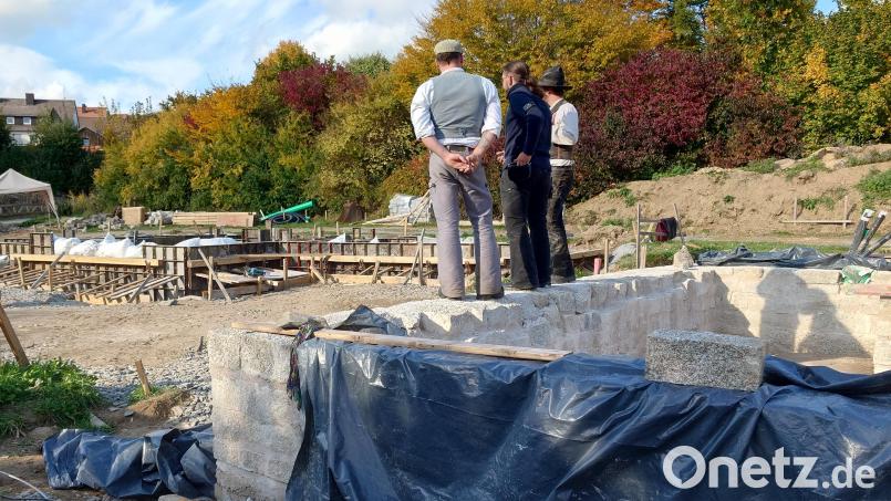 Lagebesprechung auf der Baustelle: In Bärnau entstehen vier Ferienhäuser, die mit regionalen Materialien, historischen Handwerkstechniken und moderner Bauweise errichtet werden. Zur Finanzierung wollen die Verantwortliche nun Genussrechte in Höhe von 200.000 Euro zusammenbringen. Bild: lue