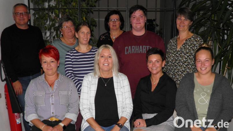 Bürgermeister Hubert Kraus (stehend, von links) gratulierte den neuen und alten Vorstandsmitgliedern des TuS Lochau Christine Steinkohl, Carina Sirtl, Rita Hirschmann, Julia Schultes und Andrea Kuchenreuther sowie (sitzend, von links) Tanja Panzer, Anja Schulte, Sonja Saar und Luisa Würstl. Bild: exa