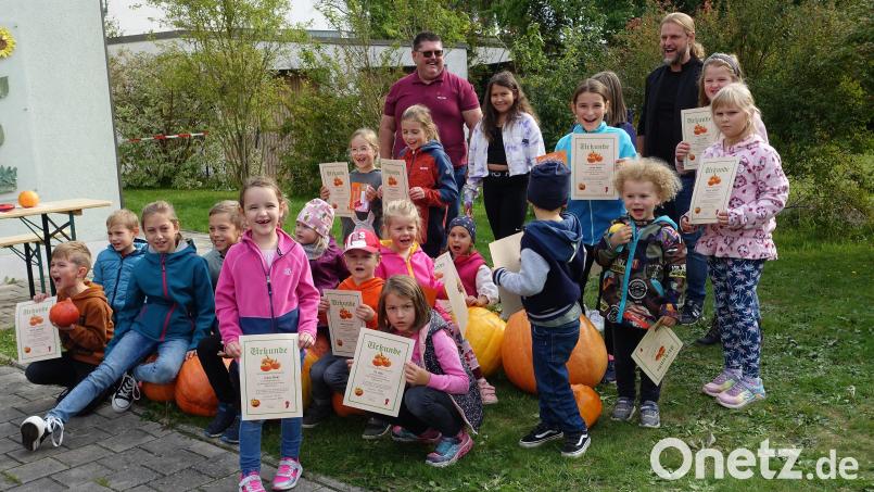 Den Siegern beim Kürbiswettbewerb der Kinder gratulierten Zweiter Vorsitzender Martin Hößl (hinten links) und Dritter Bürgermeister André Putzlocher (hinten rechts). Bild: wro