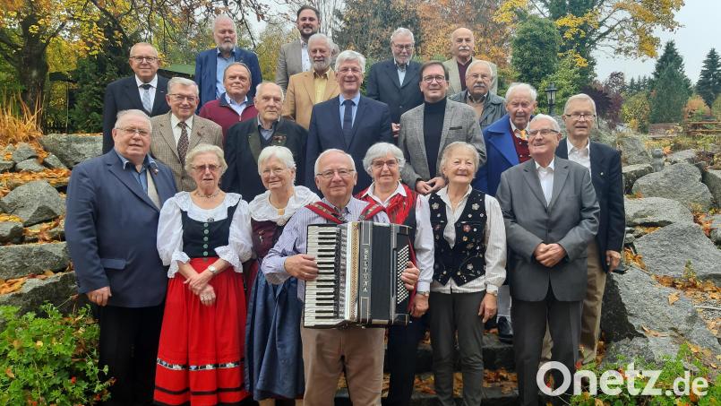 Auf der Festversammlung mit Christian Knauer (zweite Reihe, Dritter von links), Margaretha Michel (vordere Reihe, Dritte von links), Helmut Hempel (vorne, links), Rudolf Kiesewetter (zweite Reihe, Zweiter von links) und Ehrengästen. Bild: gis