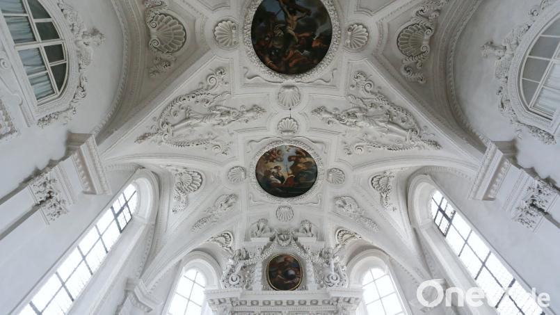 Das Chorraumgewölbe in der Pfreimder Barockkirche kombiniert bunte Ölgemälde mit üppigem weißen Stuck. Bild: Reinhard Steindl/exb