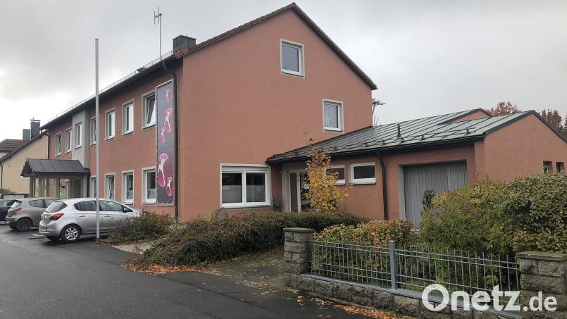 Der Marktrat Fuchsmühl beschloss die Sanierung des Westgiebels am ehemaligen Rathaus. Bild: wro