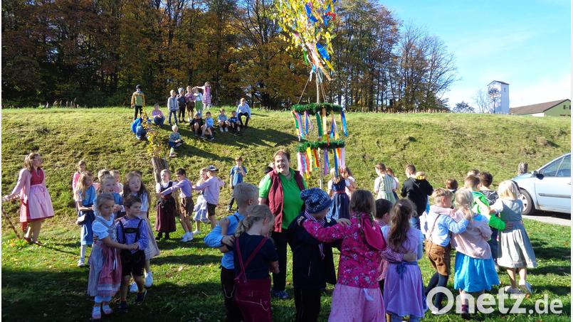 Beim Tanz um den Kirwabaum zeigten die Kinder, was sie gelernt hatten. Bild: amö
