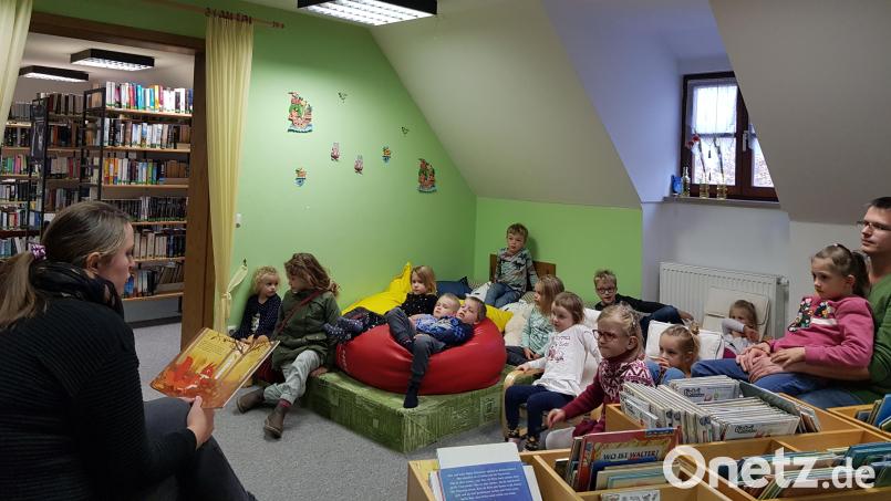 Aufmerksam lauschen die Kinder der Geschichte vom Eichhörnchen, das den Herbst entdeckt, von der neuen Vorleserin Jessica Krämer. Bild: gi