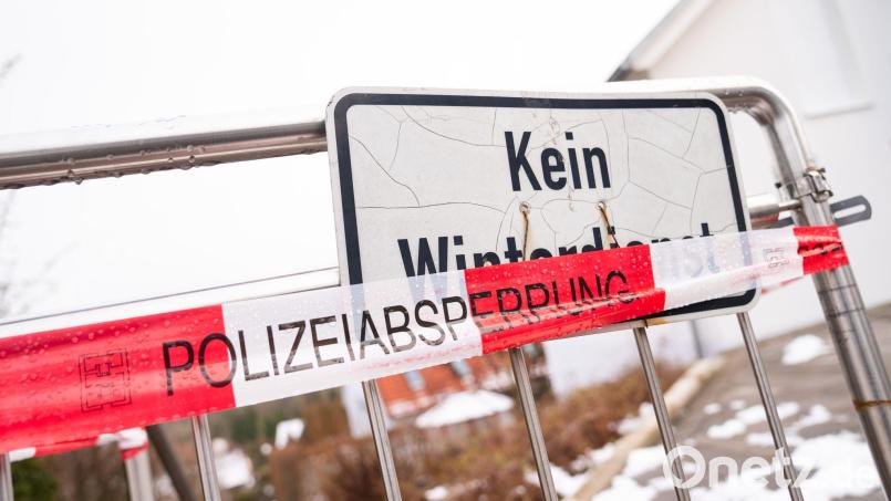 Polizeiabsperrband ist vor dem Haus in Mistelbach angebracht, in dem in der Nacht 09.01.2022 zwei Menschen getötet wurden. Bild: Nicolas Armer/dpa