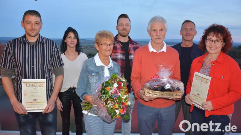 Jahrzehntelang treue Mitarbeiter ehrte der Malerbetrieb Blechinger. Unser Bild zeigt (von links) Manuel Bassek, Katharina Blechinger, Seniorchefin Jutta Blechinger, Geschäftsführer Ralph Blechinger, Albert Fischer sowie Axel und Jutta Blechinger. Bild: jr