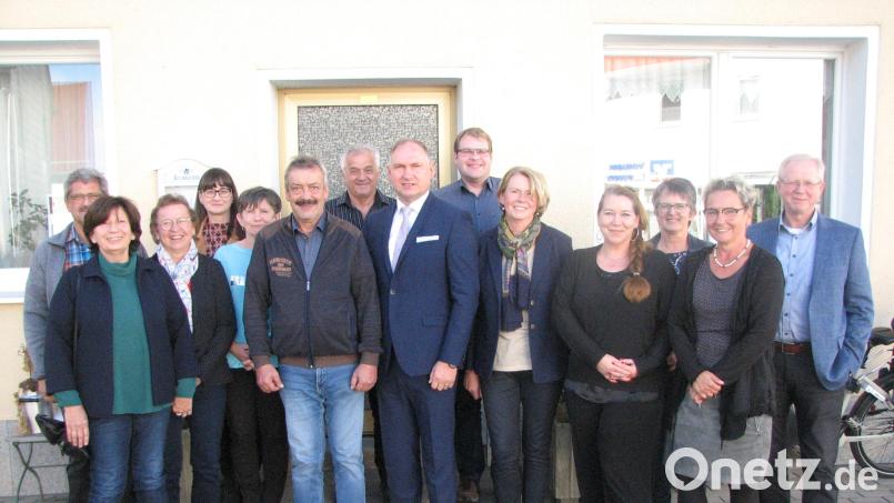In ihren Ämtern bestätigt werden Richard Kammerer (Bildmitte) als Vorsitzender, Ulrike Schiller (Bildmitte rechts) als Kassier sowie Evi Jankowsky (vorne links) und Gerhard Seiser (Bildmitte links) als Beisitzer. Katja Nübler und Sonja Oleson (vorne von rechts) halten einen Vortrag über Wohnraumanpassung im Alter. Bild: knh
