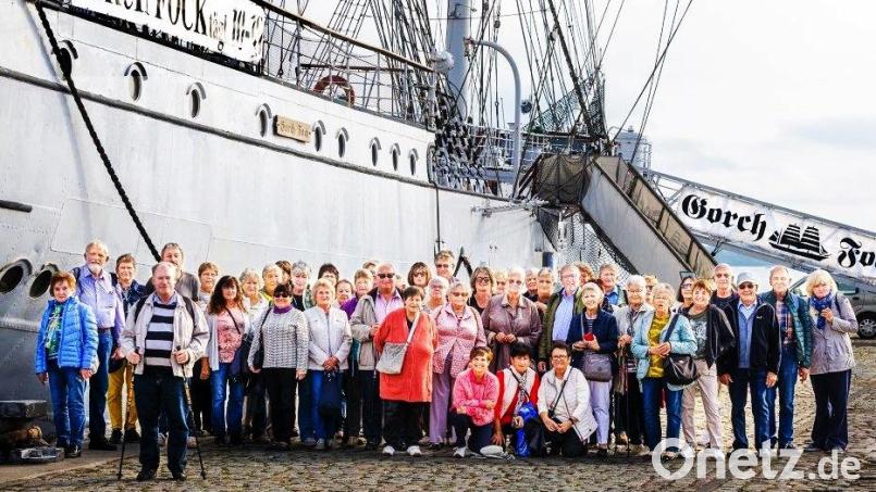 Die Reisegruppe kam an der Gorch Fock zum Erinnerungsfoto zusammen. Bild: Ludwig König/exb
