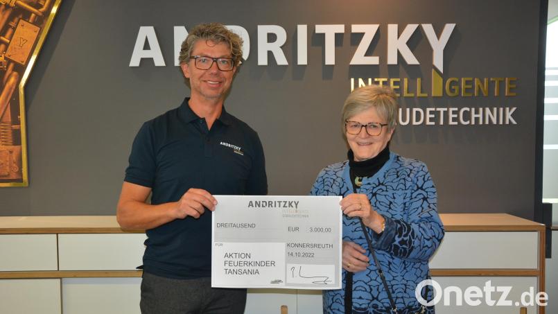 Peter Andritzky überreichte einen Scheck in Höhe von 3000 Euro an Dr. Annemarie Schraml. Bild: jr