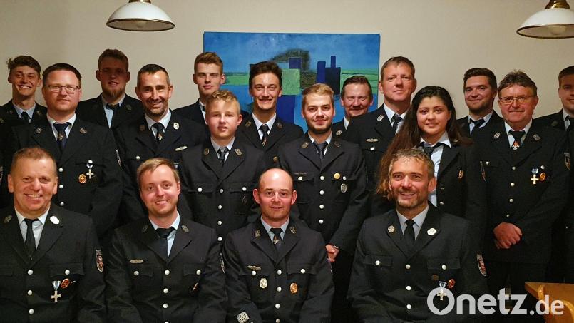 Mit Bravour bestehen 21 Absolventen der Feuerwehr Neuzirkendorf ihre Leistungsprüfung. Die Leistungsstufen reichen von Stufe 1 bis Stufe 6 sowie Stufe BFV1. Bild: exb, FFW Neuzirkendorf